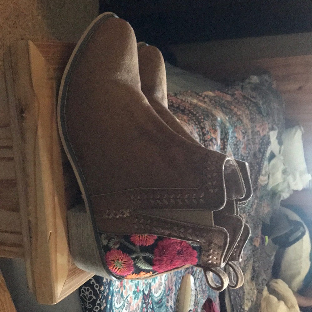 Shoes - Picture 3 of 4